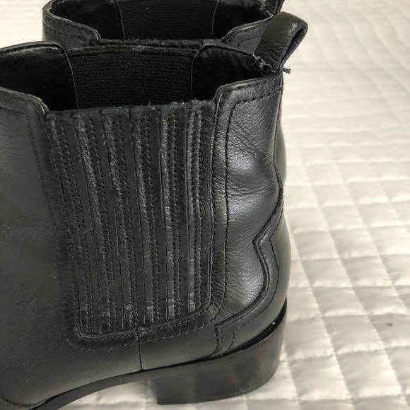 Sylish Black leather Marc Fisher booties with pointy toes, size 9.5 - Picture 4 of 11